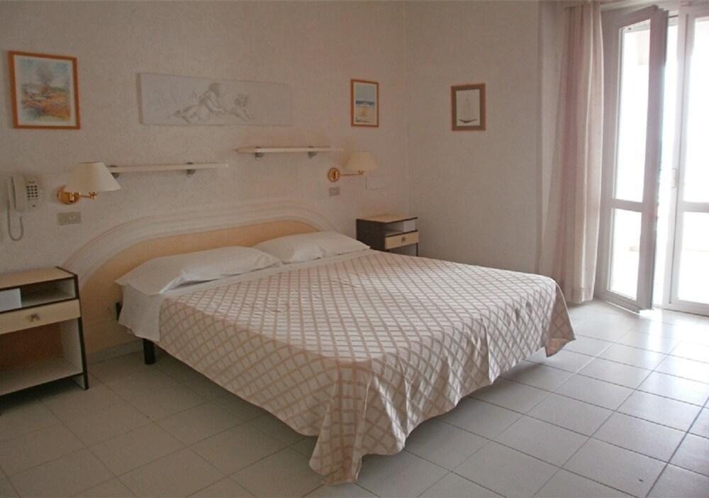 Hotel Continental Каттолика Экстерьер фото